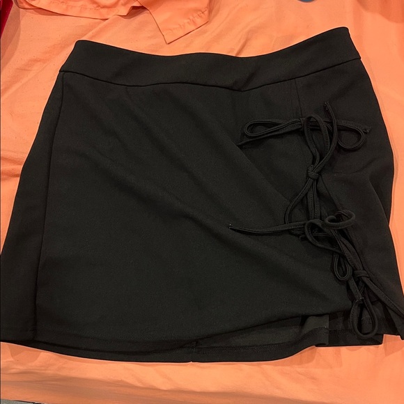 Black Skirt with bows on side and split - Picture 1 of 1